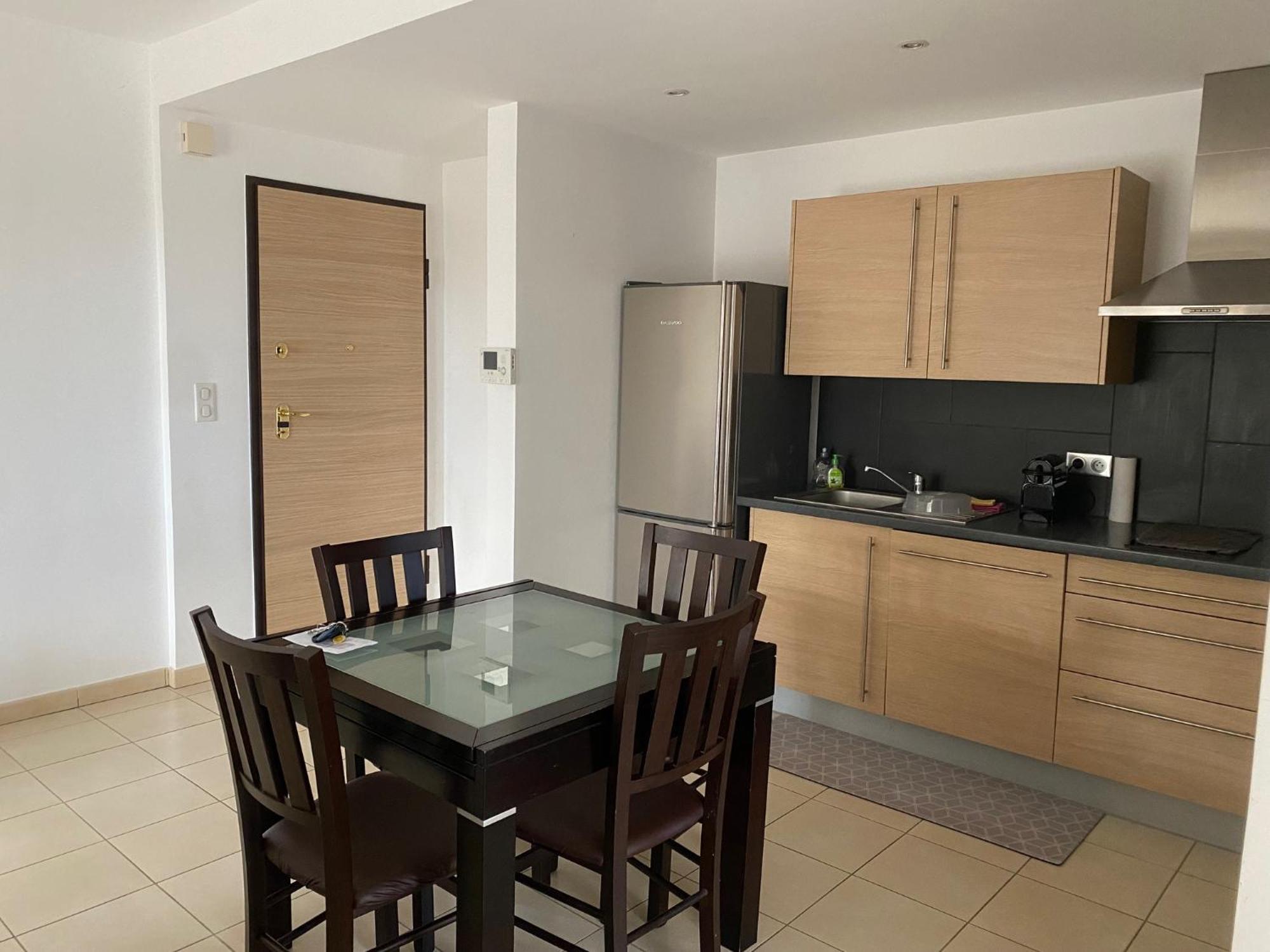 Superbe Avec Parking Prive, Proche Commerces Et Apartment *
